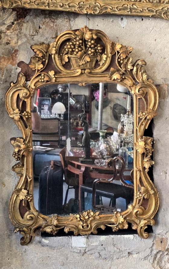 Image 1 of Specchio in legno dorato e stucco del XVIII secolo in stile Luigi XV