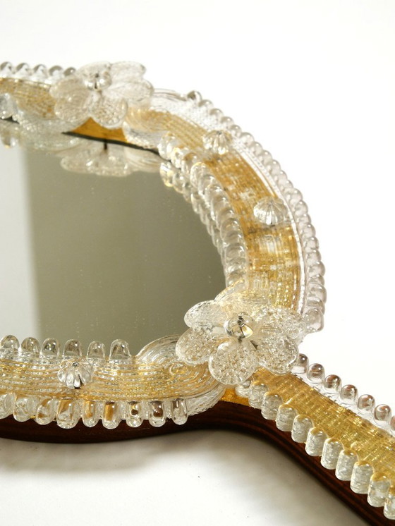 Image 1 of Magnifique miroir à main ou mural vénitien Mid Century Modern avec rosaces en verre de Murano. Fabriqué en Italie.