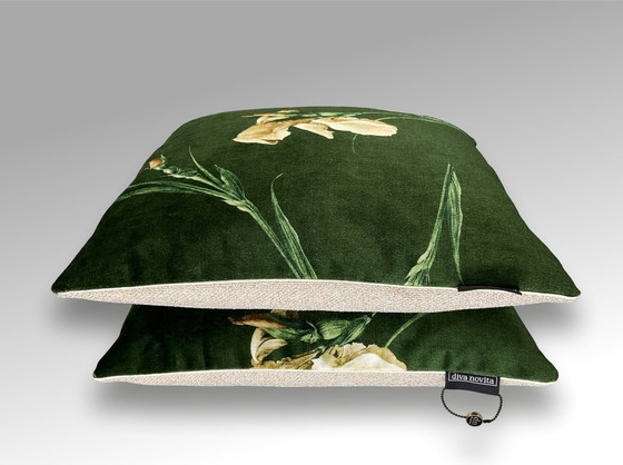 Image 1 of GP & J Baker – Set mit 2 neuen Kissen aus dem Stoff „Baker Iris“ von GP & J Baker.