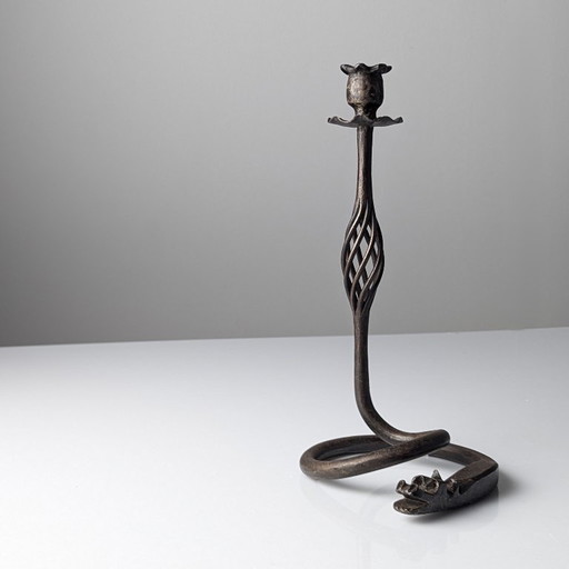 Candelabro a forma di drago in ferro battuto, nello stile di Samuel Yellin, XX secolo.