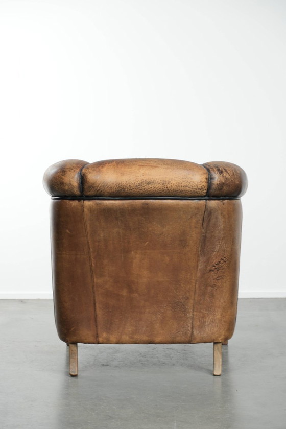 Image 1 of Leuke vintage schapenleren clubfauteuil in Engelse stijl met zwarte biezen