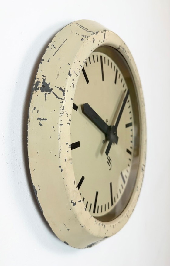 Horloge murale industrielle beige de Siemens, années 1950 – Pendules, Glass, Iron (photo 5 of 16)