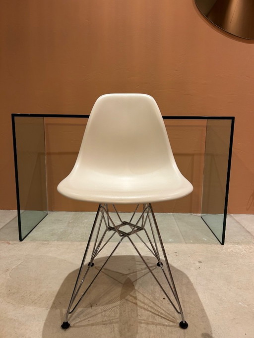 1 x Vitra Eames DSR