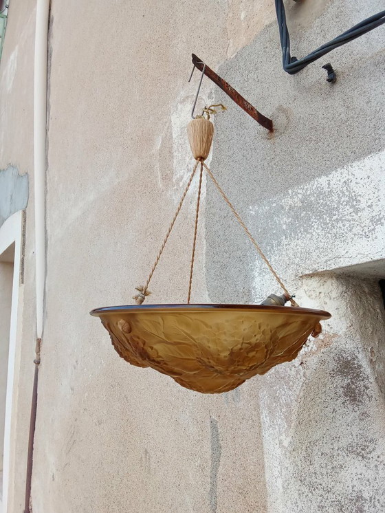 Image 1 of Antike Art-Deco-Deckenleuchte in Bernsteinfarbe mit Hortensienmotiv