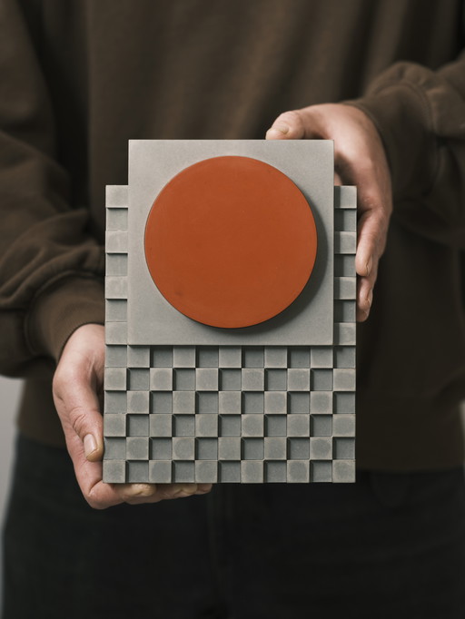 Betonnen wandsculptuur