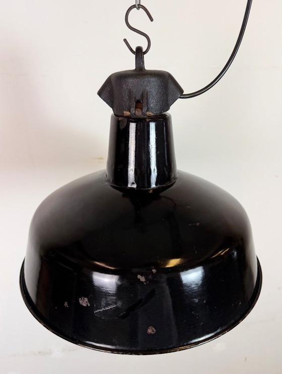 Image 1 of Industriële zwarte geëmailleerde fabriekslamp met gietijzeren bovenkant, jaren 50