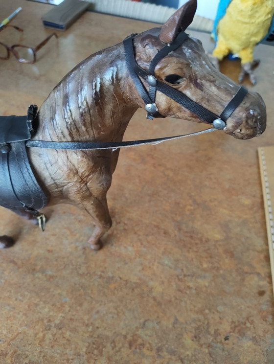 Cavallo in pelle con sella, alto 35cm. – Oggetti decorativi, Metallo (photo 8 of 8)