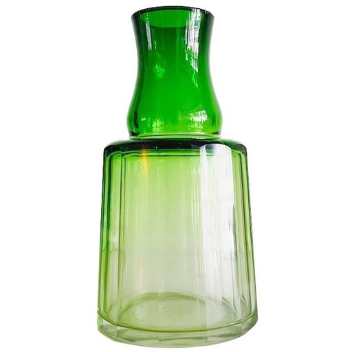 Vase ancien Baccarat en cristal vert taillé à facettes Art Déco années 1930