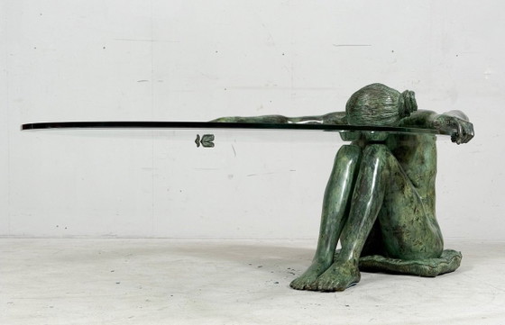 Image 1 of Mesa auxiliar/de centro escultórica con escultura de una mujer desnuda, bronce, Francia, década de 1980.