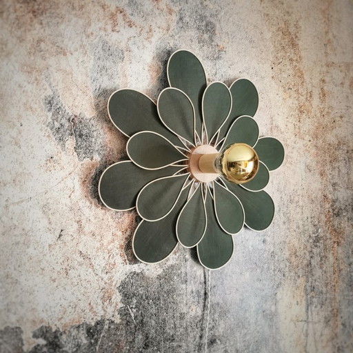Flower wall lamp, Camellia model, 16 petals in rattan and fabric (customizable shade)