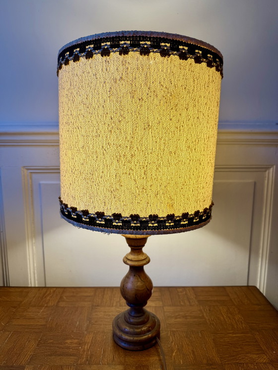 Image 1 of Grote gedraaide houten voetlamp