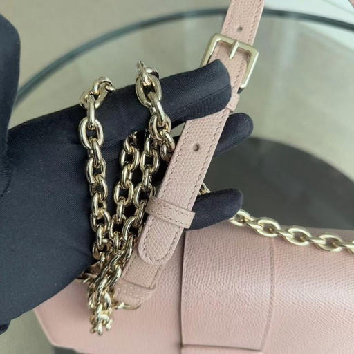 Borsa a catena DIOR 30 MONTAIGNE - Pelle di vitello martellata color caviale, rosa nude, dettagli in metallo dorato.