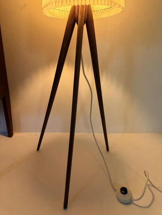 Image 1 of Vintage teakhouten tripod vloerlamp met plussékap ‘60