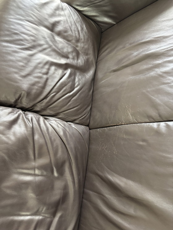 Sofá Montel de 2,5 plazas, de piel auténtica marrón con respaldo ajustable. – Montèl, Leather, Metal (photo 3 of 6)
