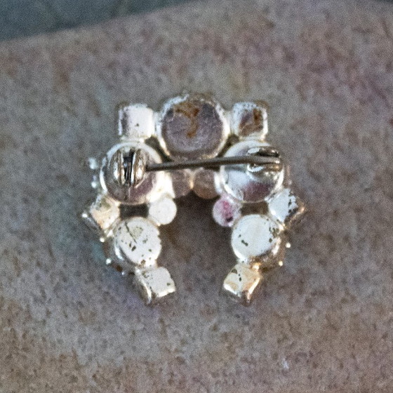 Image 1 of Vintage Aurora Borealis broche: hoefijzervormig, oud sieraad met iriserende strass-steentjes