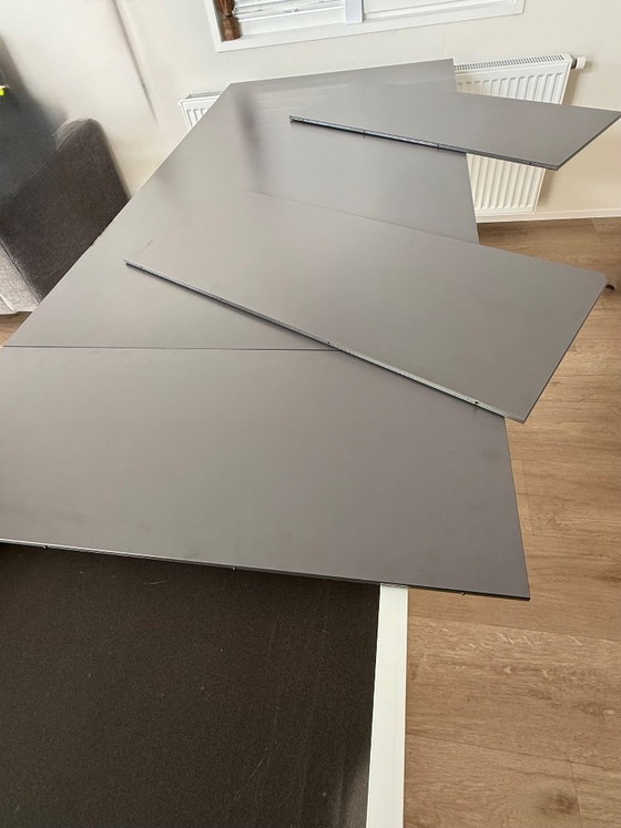 Image 1 of Zu verkaufen: Geräumiger und flexibler Designer-Esstisch