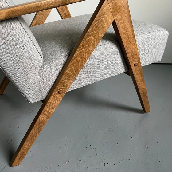 Fauteuil vintage moderne du milieu du siècle : tissu gris et structure en bois de hêtre – Wood (photo 9 of 12)