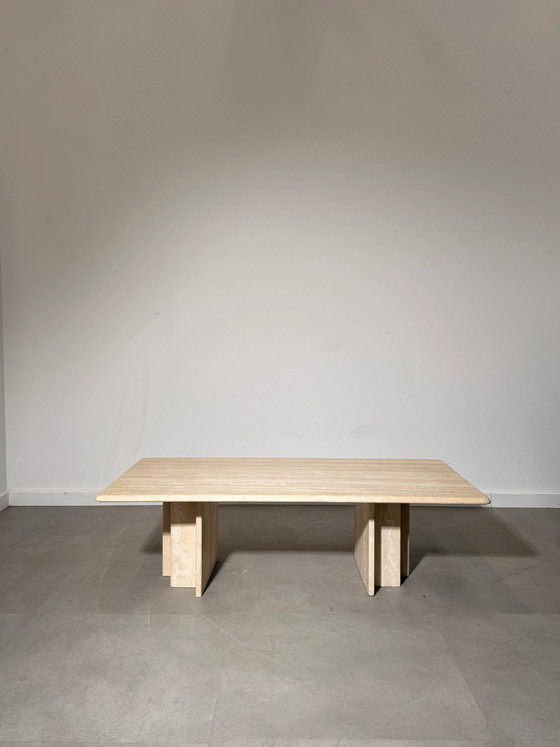 Travertin Couchtisch mit skulpturalem Sockel – Couchtische (photo 6 of 7)