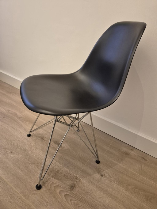 4 X chaises Vitra Eames DSR avec base chromée