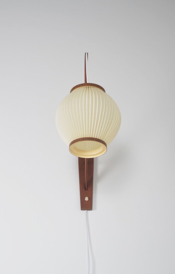 Image 1 of Dänische Teakholz-Wandlampe mit Perlmuttschirm, 1960er Jahre