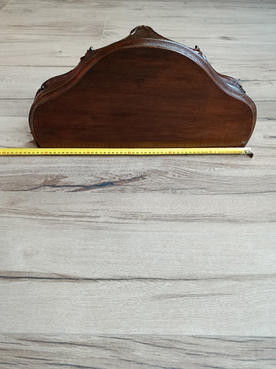Konsolentisch / Wandnachttisch aus geschnitztem Nussbaumholz – Wood (photo 4 of 6)