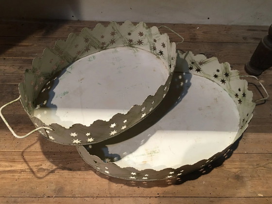 Coppia di vassoi in metallo patinato bianco – Accessori da tavola, Vintage (photo 4 of 11)