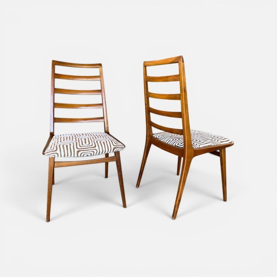 Image 1 of 6 chaises en noyer – années 1970 – vintage – retapissées
