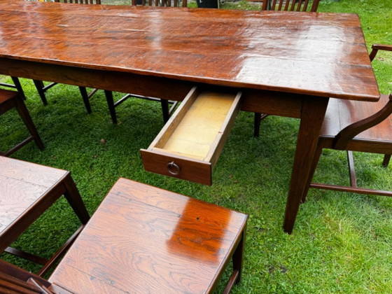 Image 1 of Grande table de salle à manger coloniale en teck massif avec 8 chaises et coussins