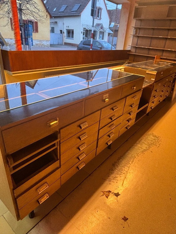 Image 1 of Interno completo di farmacia di metà secolo (a forma di U) – Realizzato su misura, anni '60