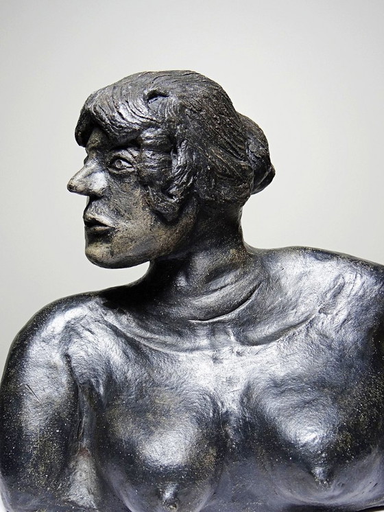 Image 1 of Keramikbüste einer Frau aus dem 20. Jahrhundert, ein nicht identifiziertes Kunstwerk.