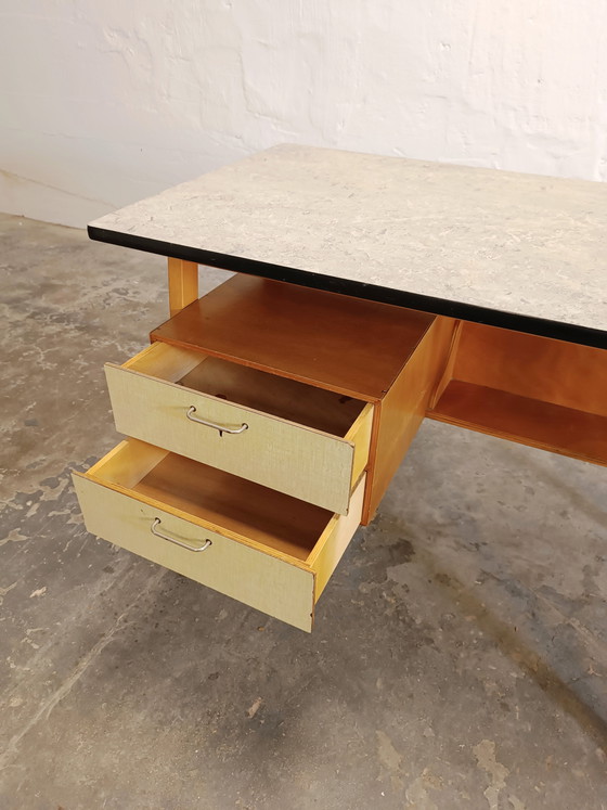 Image 1 of Scrivania vintage di piccole dimensioni, in legno e laminato.