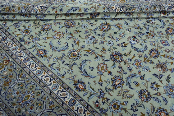 Image 1 of Tappeto in sughero Kashan annodato a mano – 423 x 304 cm – Pregiato tappeto orientale color verde pistacchio con motivi floreali