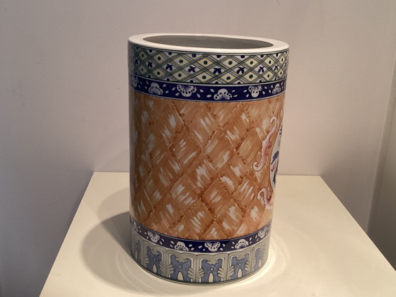 A large Chinese ornamental pot with a dragon motif. – Umbrella stand, Ceramic (photo 2 of 5)