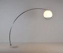 Lampada da terra Arc italiana di Harvey Guzzini, anni '70