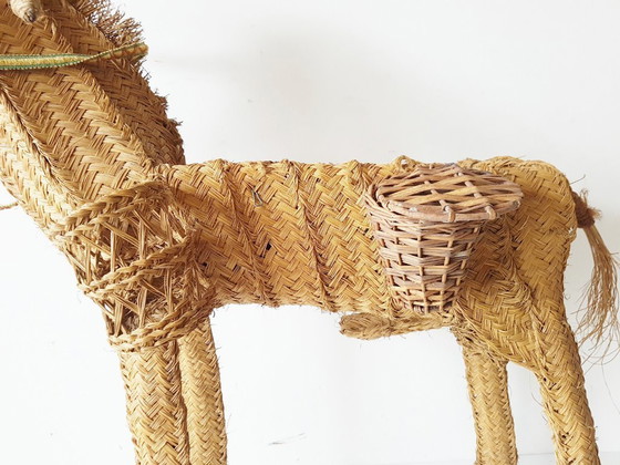 Image 1 of Bloempotstandaard in de vorm van een ezel op wielen, vintage jaren 50, rotan, riet, stro.