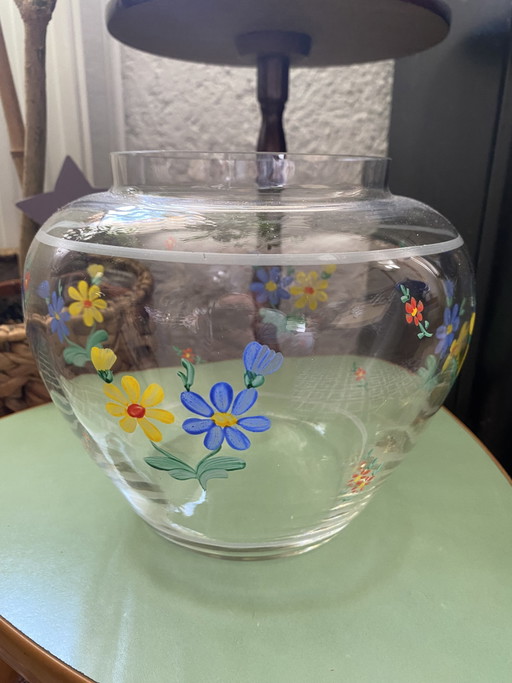 Vaso sferico con fiori sparsi, stile vintage retrò, dipinto a mano.
