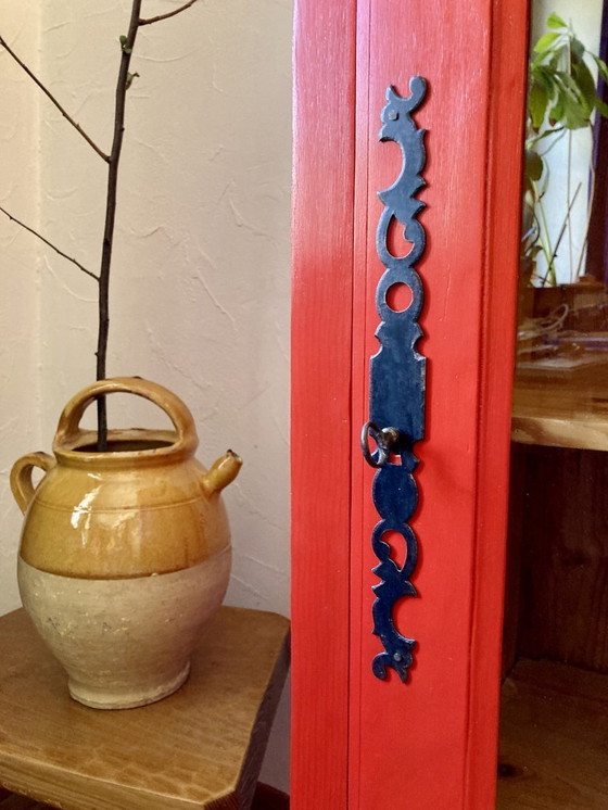 Image 1 of Kledingkast met glazen front, gemaakt van massief grenenhout.