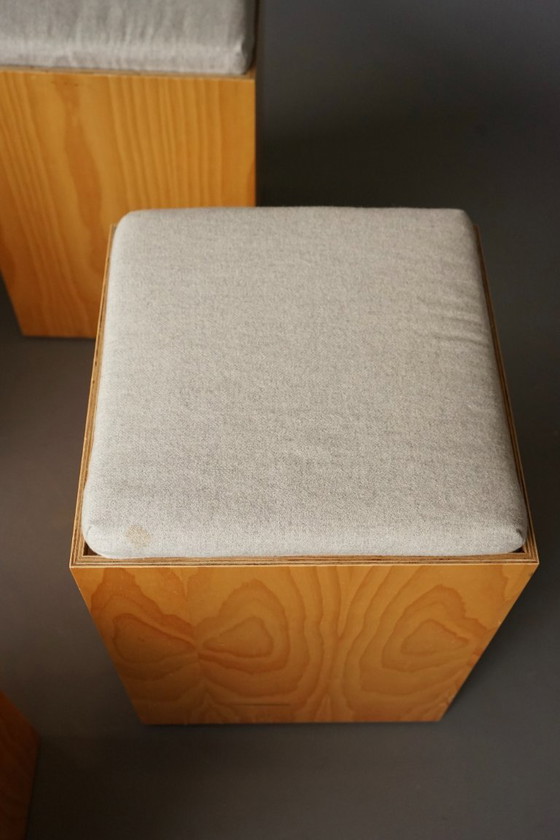 Image 1 of Zwei minimalistische Sperrholzhocker mit grauen Kissen. 1990er Jahre.