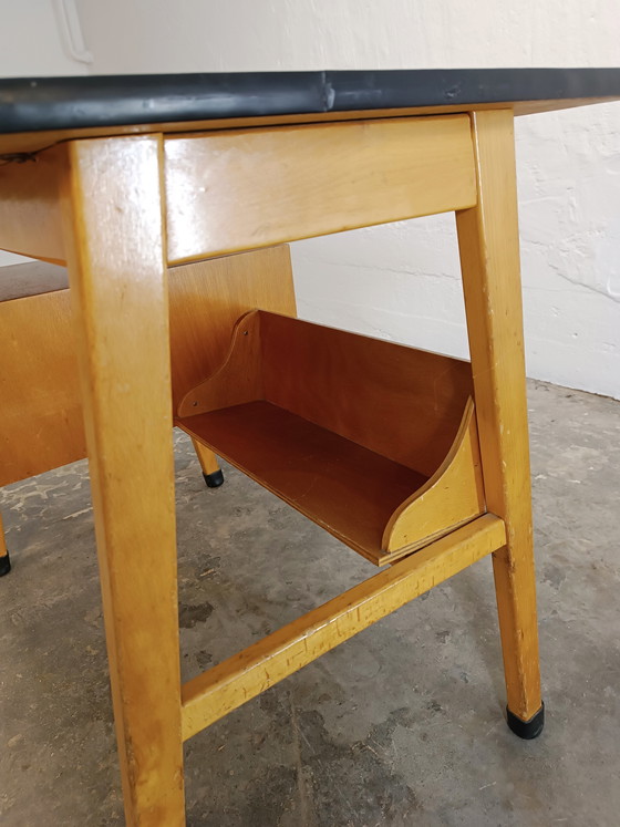 Image 1 of Scrivania vintage di piccole dimensioni, in legno e laminato.