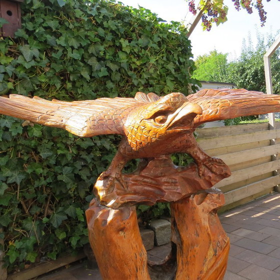 Image 1 of Magnifique grand oiseau de proie en bois massif sur un tronc d'arbre