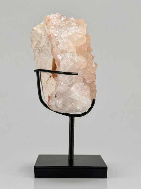 Image 1 of Dekoratives Duo – Gebänderte Kalzitkugel (Marmoronyx) und Kalzitkristall auf Sockeln