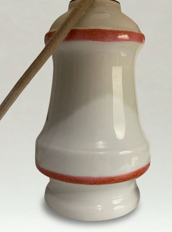 Image 1 of Lampe en porcelaine de Limoges peinte à la main – Décor automobile ancien – Abat-jour à franges