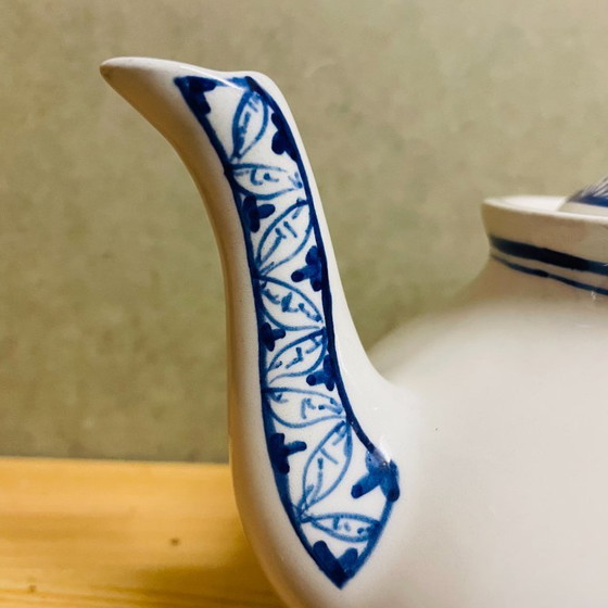 Image 1 of Théière vintage en porcelaine blanche et bleue peinte à la main