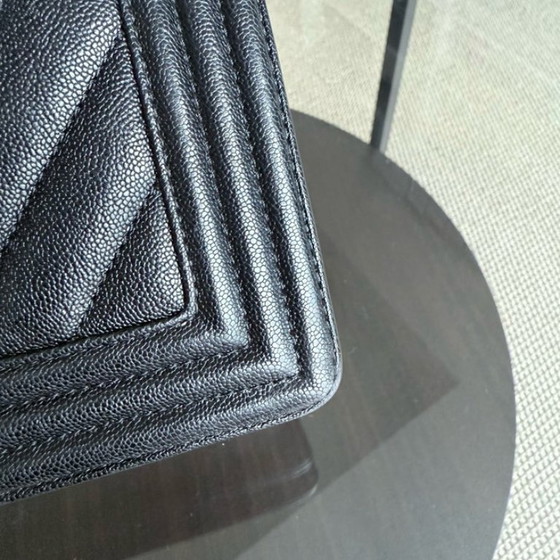 Image 1 of Chanel Boy Medium - Caviar 25CM generfd kalfsleer met chevronpatroon in zwart met gouden hardware