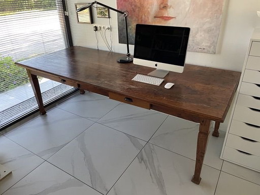 Table en bois de teck massif (Indonésie).