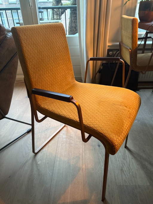 6x chaises de salle à manger Dutchbone dont 2 en velours noir sans dossier et 4 en jaune ocre avec dossier