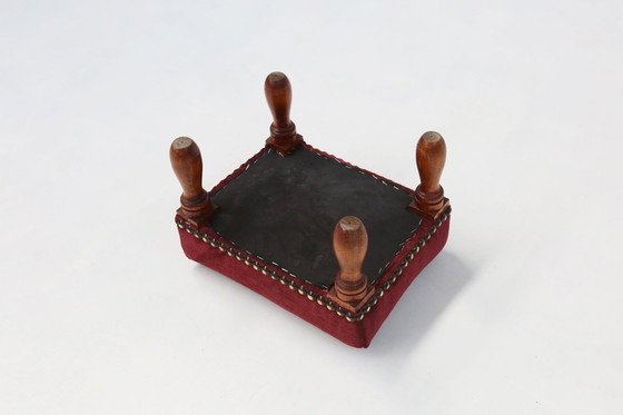 Image 1 of Vintage Art Deco Kruk in rood fluweel met houten poten, jaren 1930