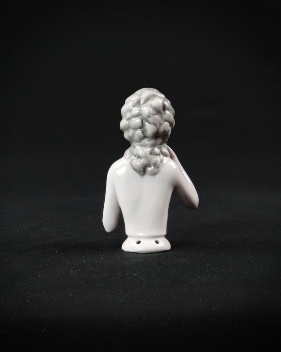 Image 1 of Media muñeca de porcelana alemana María Antonieta Siglo XX