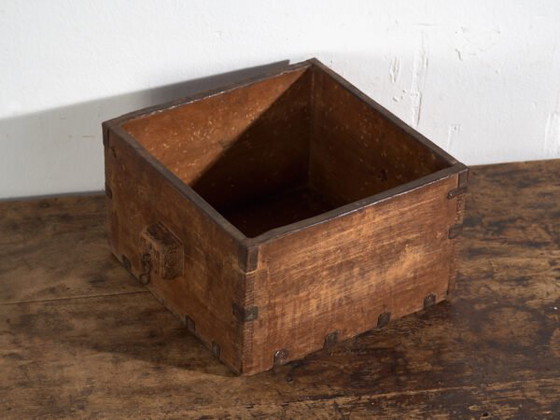 Antique Chinese wooden basket with iron straps – China, circa 1900 – Decorative Objects (photo 11 of 34)