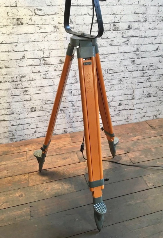 Image 1 of Faretto vintage in smalto nero su treppiede in legno, anni '50